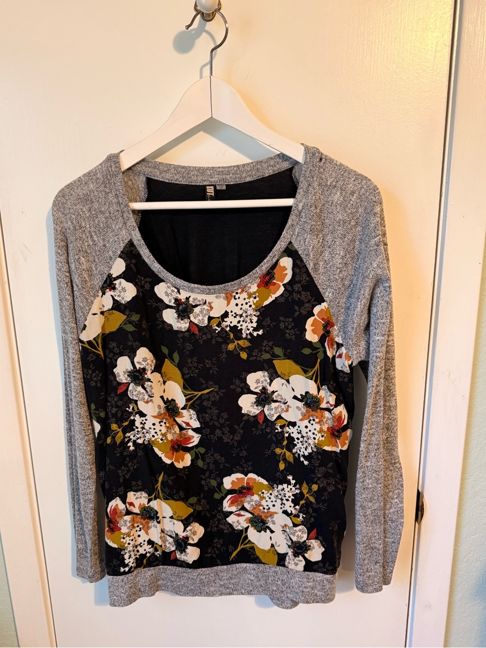 Floral Raglan Long-Sleeve Top - Gray & Black